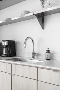 CozySuites I Trendy 1BR, Bottleworks Indy #2