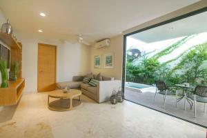 Amazing Anah With Hidromasaje