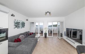 3 Bedroom Cozy Apartment In Marina 