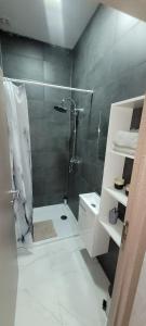 Au pied du théâtre