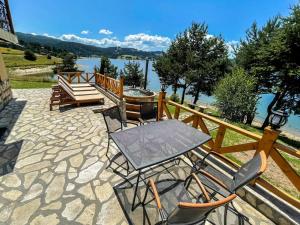 Divna Forest & Lake House