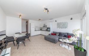 3 Bedroom Cozy Apartment In Marina 
