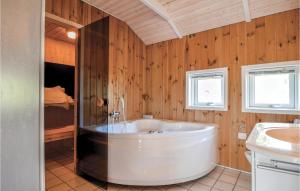 Three-Bedroom Holiday Home In Bjert