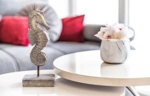 3 Bedroom Cozy Apartment In Marina