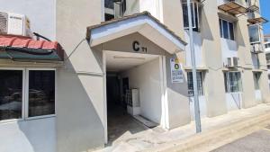 NO TOURIST 4th floor NO LIFT Comfortable 3 Room 6pax Bkt Jalil 1 free parking