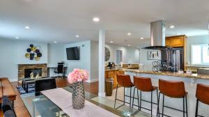 H&H Modern Lux 4BD 1 King Suite 3 Queen SoCal Disney