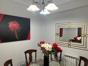 Amplio y céntrico piso con patio.