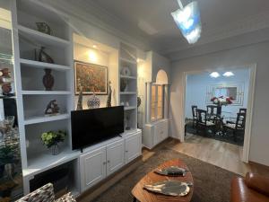 Amplio y céntrico piso con patio.