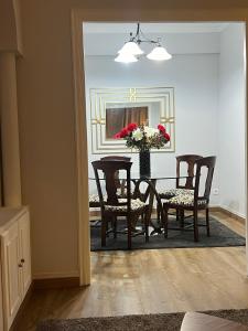 Amplio y céntrico piso con patio.