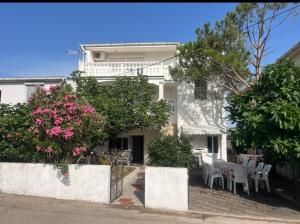 Apartments B&B - 3hvězdičkové hotely ve městě Povljana