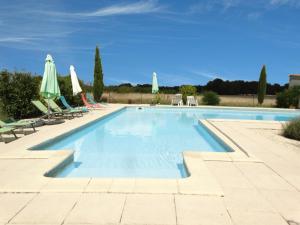 La Galerie gîte climatisé 4 chambres 8 personnes, 2 salles deau, 2 WC, WIFI, parking, piscine chauffée à partager, animaux acceptés, Gîte en pleine nature