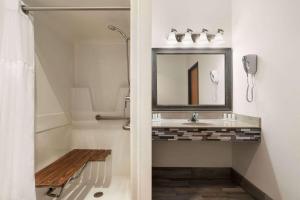 King Room - Mobility Access/Non-Smoking room in Ramada by Wyndham Richland Center