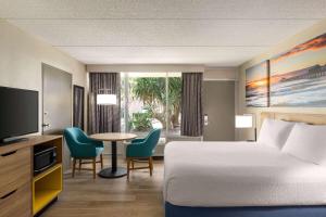 1 Queen Room – Mobility Accessible/Non-Smoking room in Days Inn by Wyndham Cocoa Beach Port Canaveral