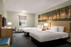 Deluxe Queen Room - Mobility Access/Non-Smoking room in Days Inn & Suites by Wyndham Lancaster Amish Country