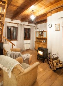 Dom na skarpie z widokiem na jezioro, z kominkiem i garażem