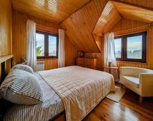 Dom na skarpie z widokiem na jezioro, z kominkiem i garażem - Wopity