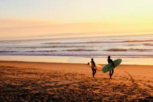 Ocean Gem - Exclusive 2BR, Balcony Pool, Beach, Surf & Views