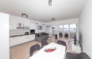 3 Bedroom Cozy Apartment In Marina 