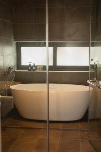 Phòng Giường Đôi Nhìn Ra Núi (Double Room with Mountain View)