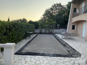 Rez de villa , beau jardin avec piscine