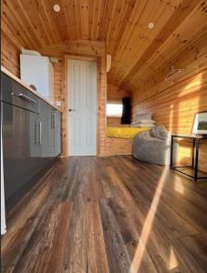 The Getaway - The Red Kite - Pet Friendly Luxury Glamping Cabin
