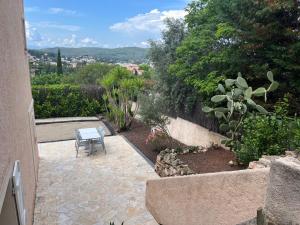 Rez de villa , beau jardin avec piscine