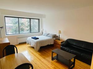 Stylish Montreal Apartment: Comfortable Stay in the Golden Square Mile