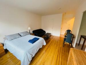 Stylish Montreal Apartment: Comfortable Stay in the Golden Square Mile