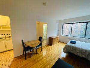 Stylish Montreal Apartment: Comfortable Stay in the Golden Square Mile