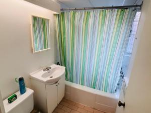 Stylish Montreal Apartment: Comfortable Stay in the Golden Square Mile