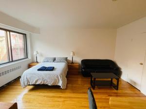 Stylish Montreal Apartment: Comfortable Stay in the Golden Square Mile
