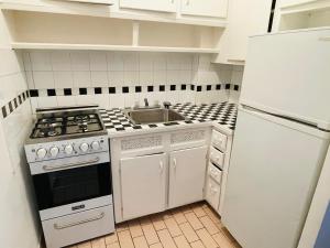 Stylish Montreal Apartment: Comfortable Stay in the Golden Square Mile