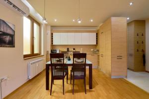 Splendid Central 2BDRM Suite
