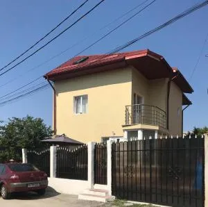 Beautiful 2 Bed Yellow House in Bucharest - Colentina