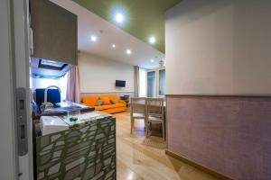 Estudio con balcón y vistas a la ciudad