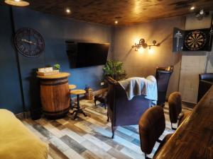 The Pub - Unique & Authentic Experience - Free Parking!, 5 minutes from Airbus and The Mall Cribbs