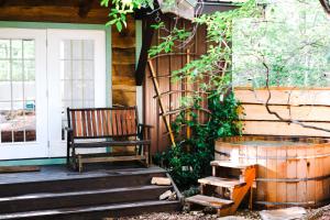 The Rosewood Cottage - Sauna, Soak, and Luxury