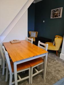 Spacious Mytholmroyd Apartment with River Views