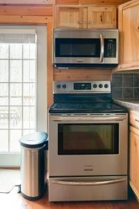 Romantic Chalet w Hot Tub close to Roan Mountain