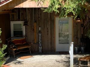 Romantic Chalet w Hot Tub close to Roan Mountain