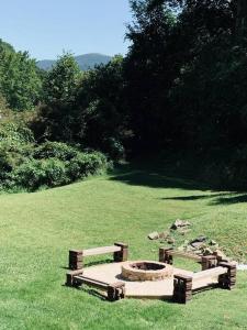 Romantic Chalet w Hot Tub close to Roan Mountain