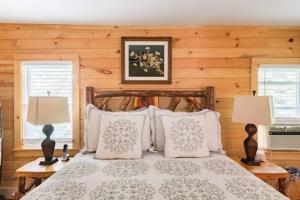Romantic Chalet w Hot Tub close to Roan Mountain