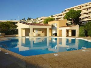 Appartement calme avec piscine Vue mer & montagne