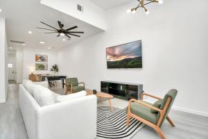 2 Homes•Sleeps 18•Gated•10 Mins To Dwntwn•SmartTvs