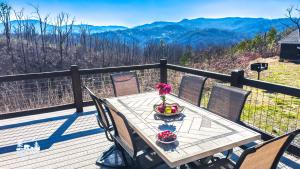 Modern Luxury-6 Bed 5 Bath Cabin AMAZING LOCATION & PRIVACY! -4 Miles to Gatlinburg-7 to Dollywood-Hot Tub-Fireplace-King Suits-Theater-Grill-Free Parking for 10 Vehicles-Fire Pit-Fully Stocked Kitchen-Game Room