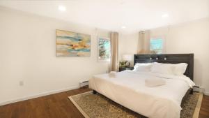 The Mod Pad! 15 minute from Airport, Free Parking!