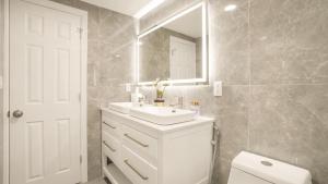 The Mod Pad! 15 minute from Airport, Free Parking!