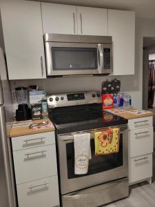 Private Family Hideaway or Business Travel in Edmonton - 2 Bedroom Apartment