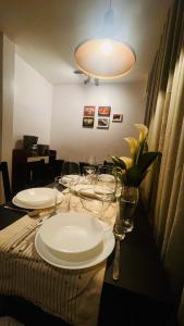 Modern Condo for Couple with Wi-Fi, Netflix & Kitchen, 1 min to MRT Boni