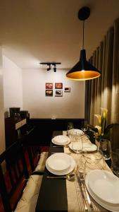 Modern Condo for Couple with Wi-Fi, Netflix & Kitchen, 1 min to MRT Boni